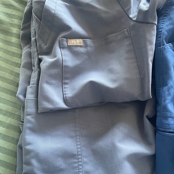 Figs scrubs - Picture 2 of 4